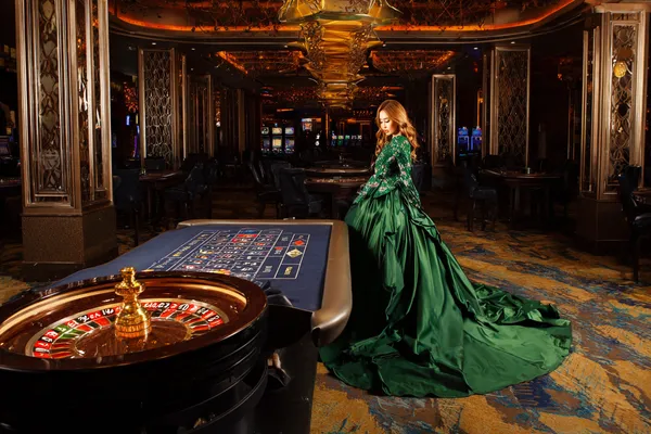 KK33E অ্যাপ — আপনার স্মার্টফোনে উপভোগ করুন নিরবচ্ছিন্ন গেমিং একজন তরুণী তার ফোনে আরাম করে গেম খেলছেন, আর চারপাশে ভাসছে ডায়নামিক ক্যাসিনো উপাদান—যা KK33E অ্যাপের মসৃণ মোবাইল অভিজ্ঞতাকে ফুটিয়ে তোলে।