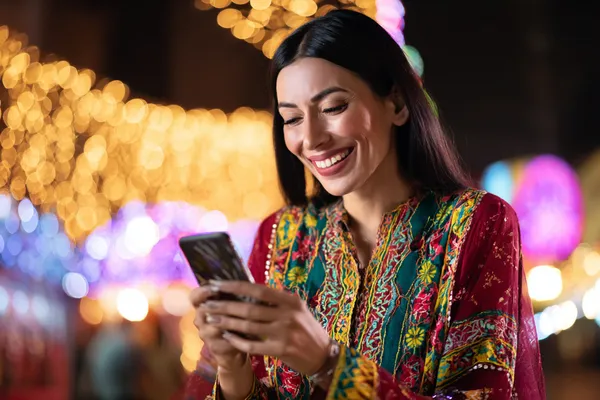 একটি জ্বলজ্বলে রুলেট চাকা এবং ছড়িয়ে থাকা চিপস — যা KK33E–এর লাইভ ও ইনস্ট্যান্ট-উইন গেমের আকর্ষণকে ফুটিয়ে তোলে।