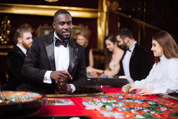 স্বর্ণমুদ্রা পরিবেষ্টিত এক স্লট রিলে জয়ী ‘সেভেন’ প্রতীকের নাটকীয় দৃশ্য—যা বড় জয়ের প্রতীক।