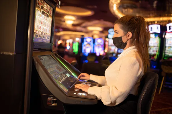 একটি উৎসবমুখর অনুষ্ঠানে স্মার্টফোন ব্যবহার করছেন একজন খেলোয়াড়—যা KK33E–এর সম্পূর্ণ মোবাইল-ফ্রেন্ডলি অভিজ্ঞতাকে তুলে ধরে।