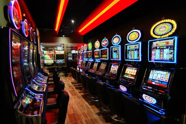 ক্যাসিনো চিপে ঘেরা এক আত্মবিশ্বাসী ডিলার খেলোয়াড়দের KK33E অ্যাকাউন্টে লগইন করতে আহ্বান করছেন—যা দ্রুত ও সহজ লগইন সুবিধাকে উপস্থাপন করে।