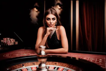 উজ্জ্বল লগইন প্রম্পটে আলোকিত একটি ল্যাপটপ—যা KK33E–এর সুরক্ষিত প্রবেশব্যবস্থাকে নির্দেশ করে।